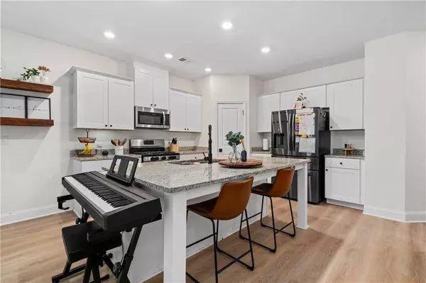 6188 Lanier Harbor LNDG, Buford, GA 30518