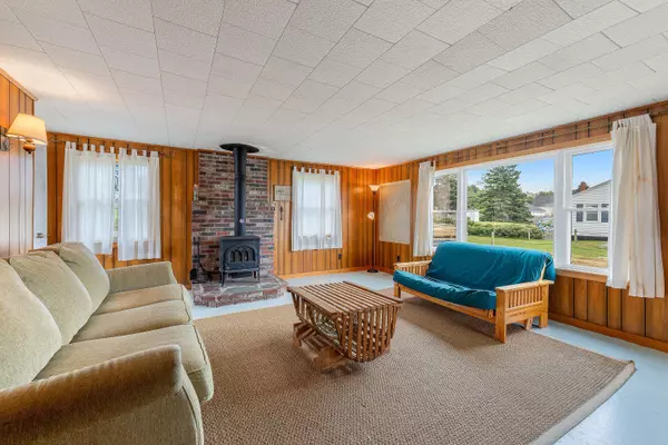 16 Dolphin LN, Harpswell, ME 04003