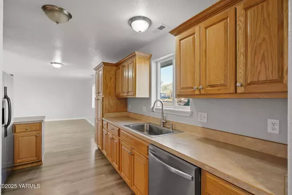 430 Swan Rd, Sunnyside, WA 98944