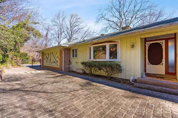 135 Valley View LN, Tryon, NC 28782