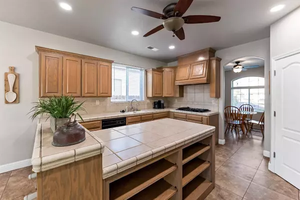 5904 E Kaviland AVE, Fresno, CA 93727