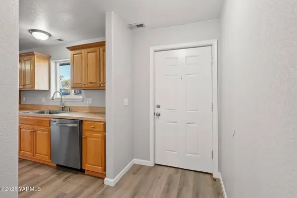 430 Swan Rd, Sunnyside, WA 98944