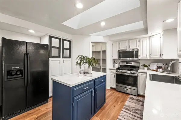 4002 Hollywood DR NE, Olympia, WA 98516