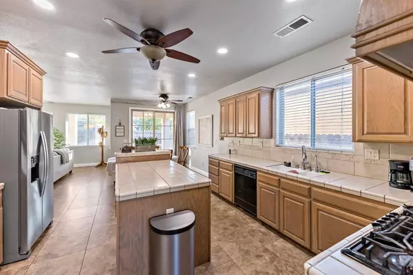 5904 E Kaviland AVE, Fresno, CA 93727