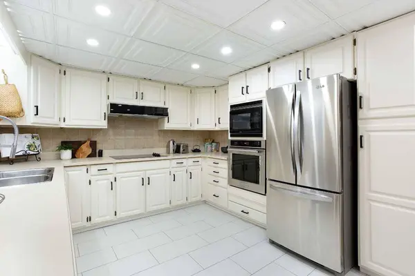 448 Strathcona DR SW #27, Calgary, AB T3H 1M3