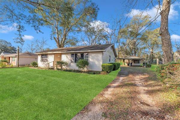 2742 Angier RD, Huntsville, TX 77340