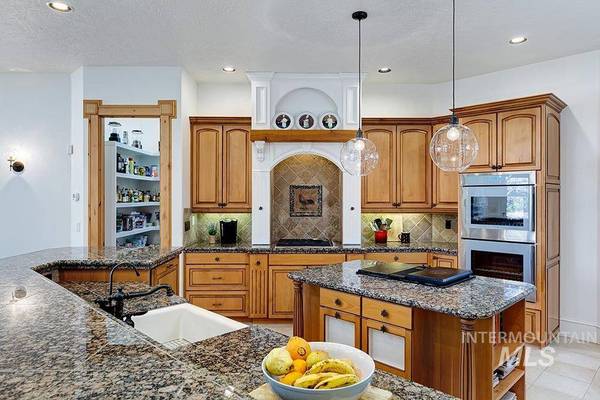 1074 W Two Rivers Ln, Eagle, ID 83616