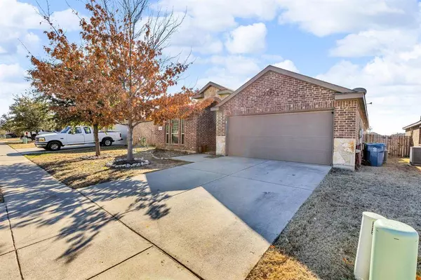 912 Cheyenne Drive, Aubrey, TX 76227