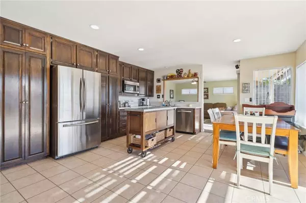 2106 Latham ST, Simi Valley, CA 93065