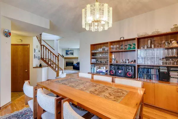 118 Somerset Close SW, Calgary, AB T2Y 3H8