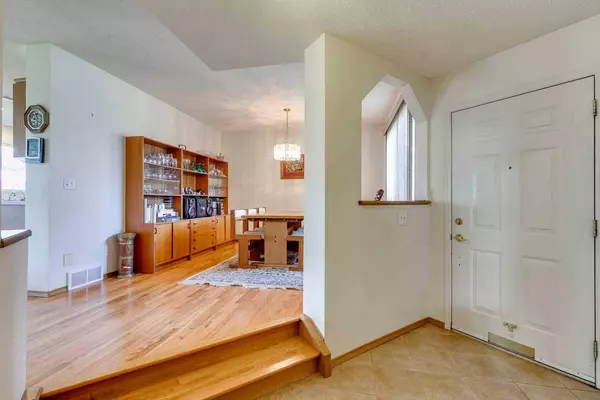 118 Somerset Close SW, Calgary, AB T2Y 3H8