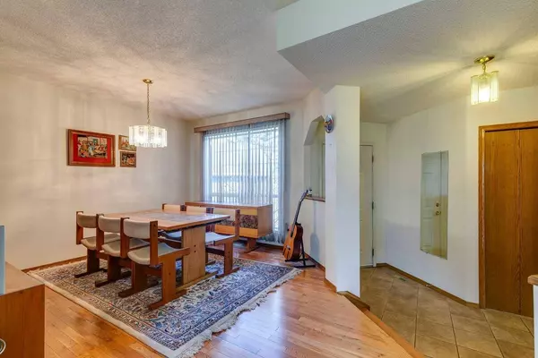 118 Somerset Close SW, Calgary, AB T2Y 3H8