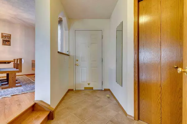 118 Somerset Close SW, Calgary, AB T2Y 3H8