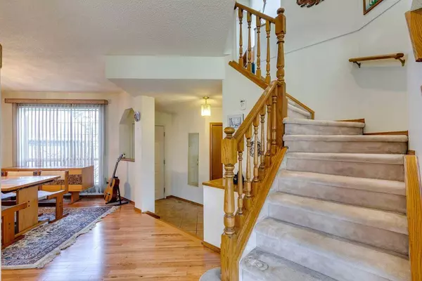 118 Somerset Close SW, Calgary, AB T2Y 3H8