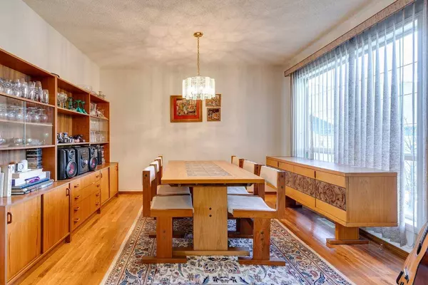 118 Somerset Close SW, Calgary, AB T2Y 3H8