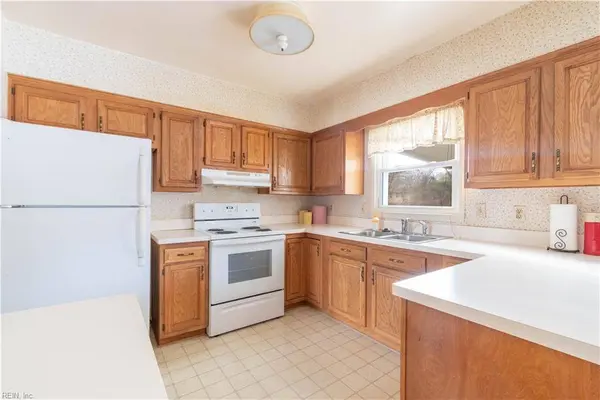 46 Linda DR, Newport News, VA 23608