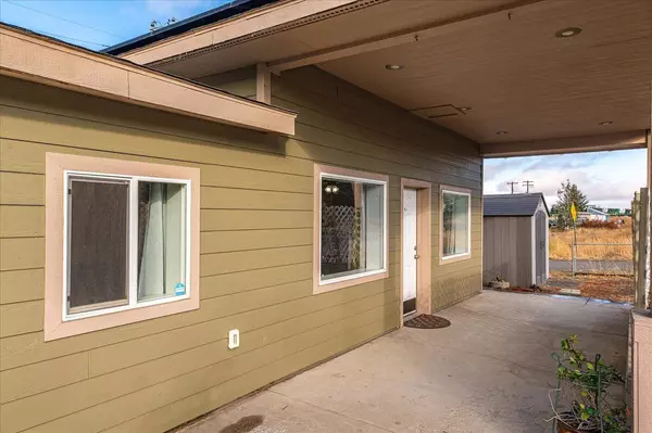 10111 S Electric St, Four Lakes, WA 99014