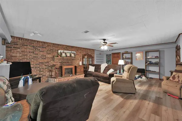 6137 Cessna DR, Montgomery, TX 77316