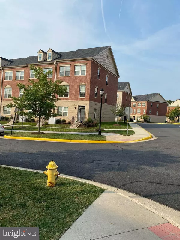 7864 CRESCENT PARK DR, Gainesville, VA 20155