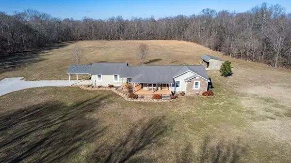 135 Davis Rd, Decherd, TN 37324