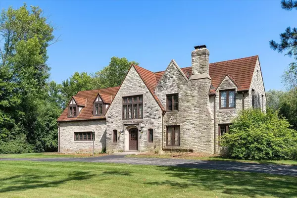 8040 N Gray Log, Fox Point, WI 53217