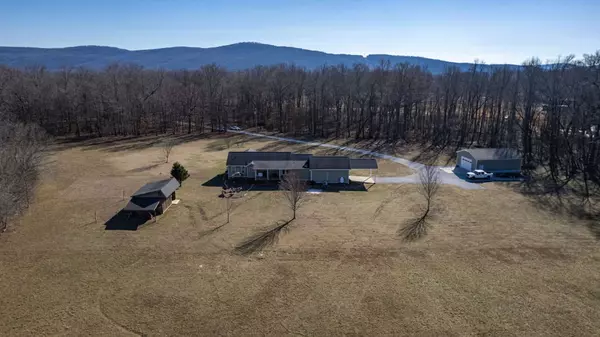 135 Davis Rd, Decherd, TN 37324