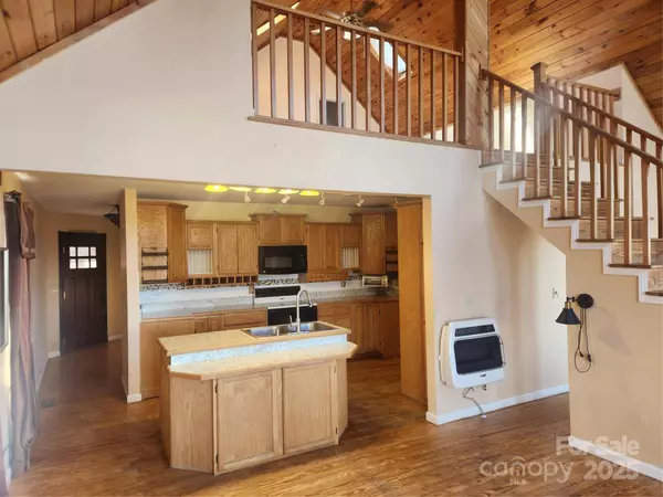 201 Ridge View CIR, Lake Lure, NC 28746