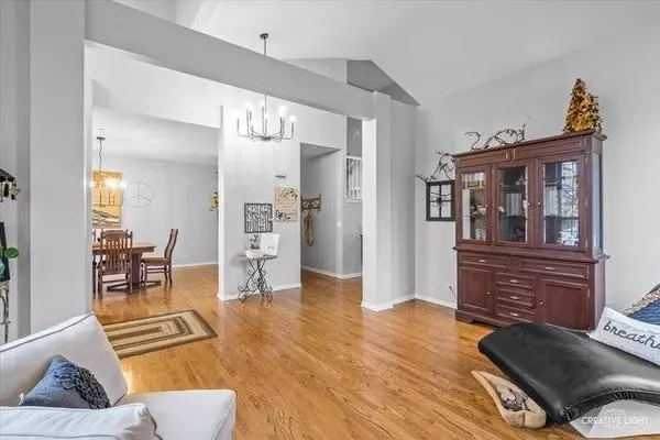 5425 Nicholson DR, Hoffman Estates, IL 60192