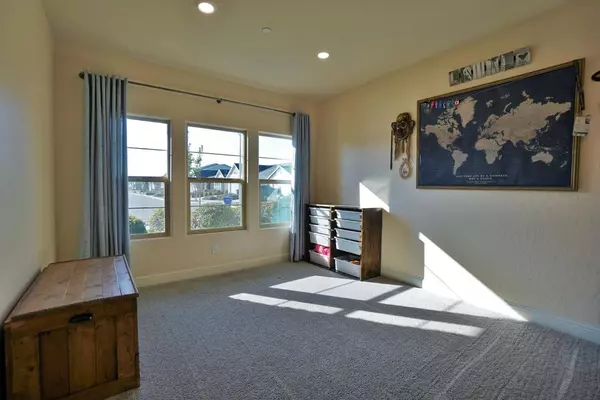 2470 W Mallard LN, Hanford, CA 93230