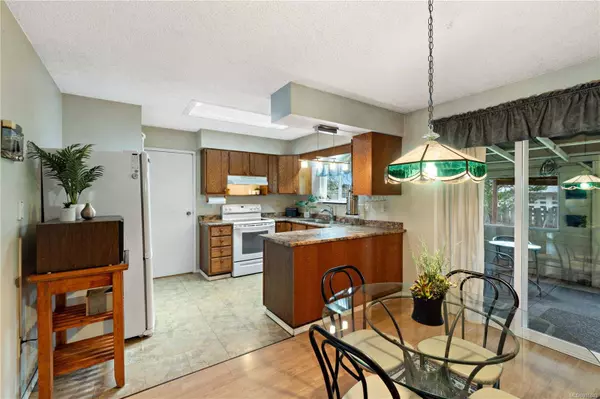 717 Nanoose Ave, Parksville, BC V9P 1E9