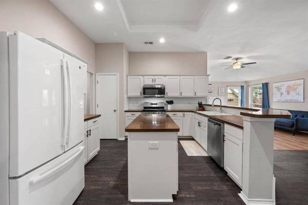 2076 Amherst Drive, Lewisville, TX 75067