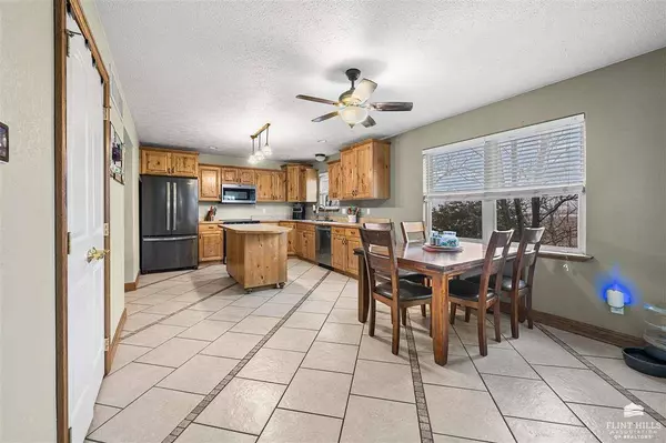 3104 Davis DR, Manhattan, KS 66502