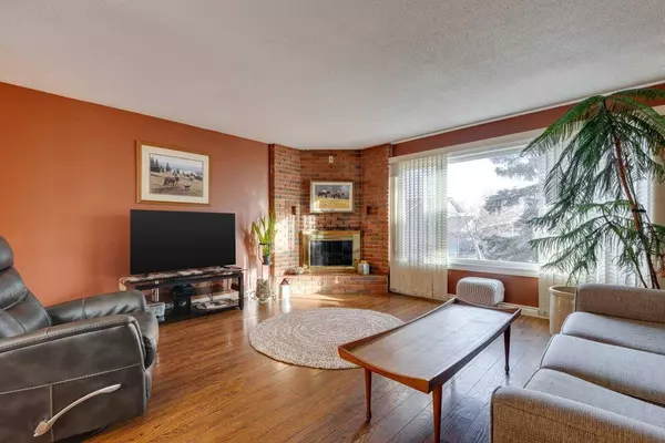 4927 Norquay DR NW, Calgary, AB T2K 2L4