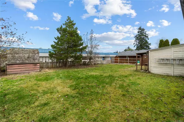 717 Nanoose Ave, Parksville, BC V9P 1E9