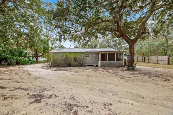 103 E OAKSIDE DR, Interlachen, FL 32148