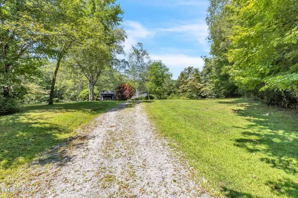 21 Sandisfield Rd, Sandisfield, MA 01255