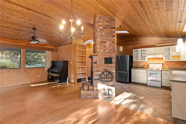 950 Carmen Cres, Gabriola Island, BC V0R 1X2