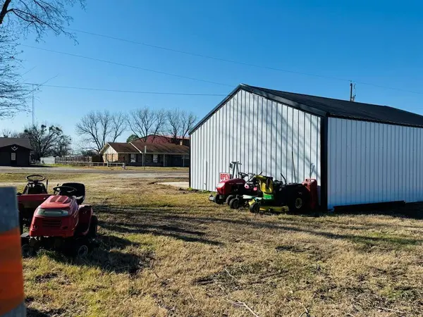 100 E Oak Street, Yantis, TX 75497