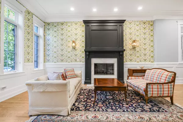 1323 W Melrose ST, Chicago, IL 60657