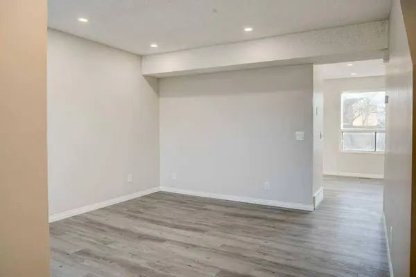 3032 Rundleson RD NE #3, Calgary, AB T1Y 3Z6