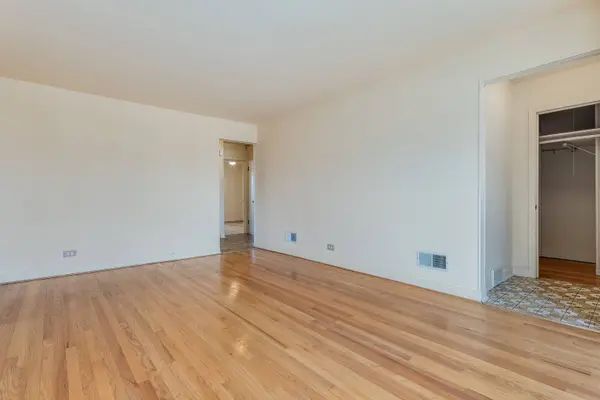 8950 S Cregier Avenue, Chicago, IL 60617