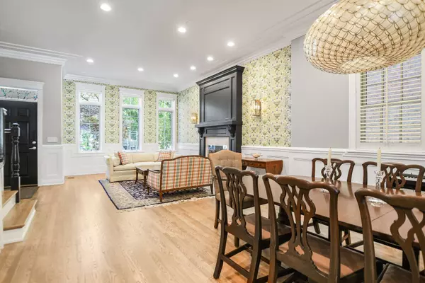 1323 W Melrose ST, Chicago, IL 60657