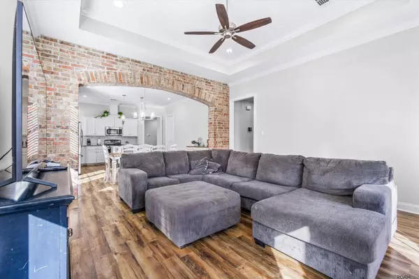 10528 Highland Lakes Dr, Denham Springs, LA 70726