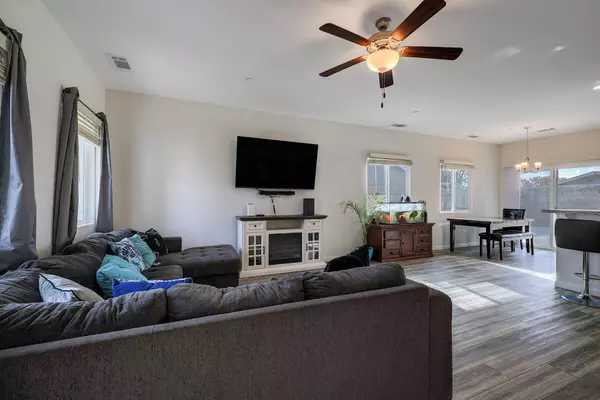 10744 Daisy Way, Armona, CA 93202