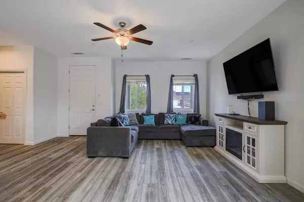 10744 Daisy Way, Armona, CA 93202