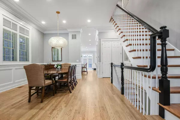 1323 W Melrose ST, Chicago, IL 60657