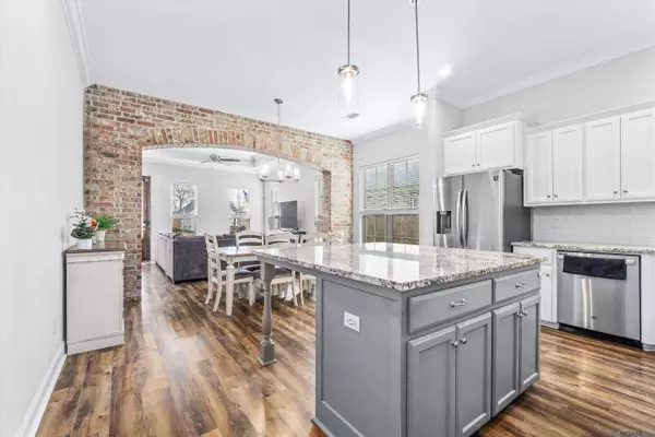 10528 Highland Lakes Dr, Denham Springs, LA 70726