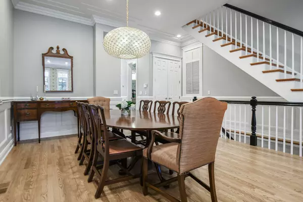 1323 W Melrose ST, Chicago, IL 60657