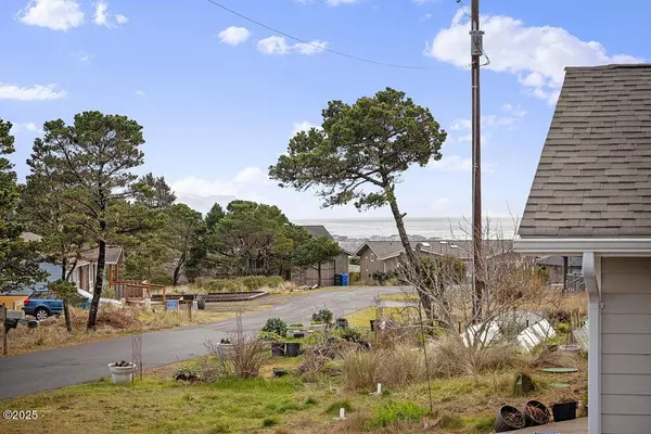 2806 NW Bayshore LOOP, Waldport, OR 97394