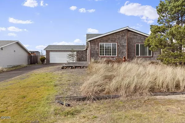 2806 NW Bayshore LOOP, Waldport, OR 97394